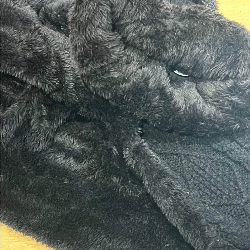 UGG - Black Hat & Infinity Scarf set - Picture 2 of 2